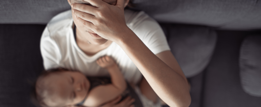 A solidão acompanhada: Por que a mãe de primeira viagem se sente tão só?
